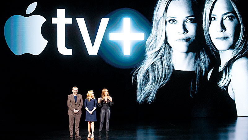「蘋果電視＋」發表會上，雖有珍妮佛安妮斯頓（右）等大明星助陣，輿論卻稱其節目內容平庸。